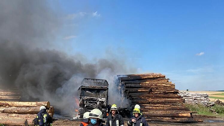 Holzlaster gerät in Brand