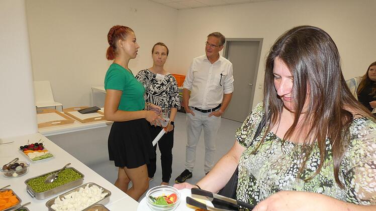 Beim Campus-Tag konnte an einem "Fake Food Buffet" aus einer Reihe künstlicher Lebensmittel und Speisen, die in Farbe, Form und Gewicht den Originalen täuschend ähnlich waren, ein "typischer" Mittagsteller zusammengestellt werden.
