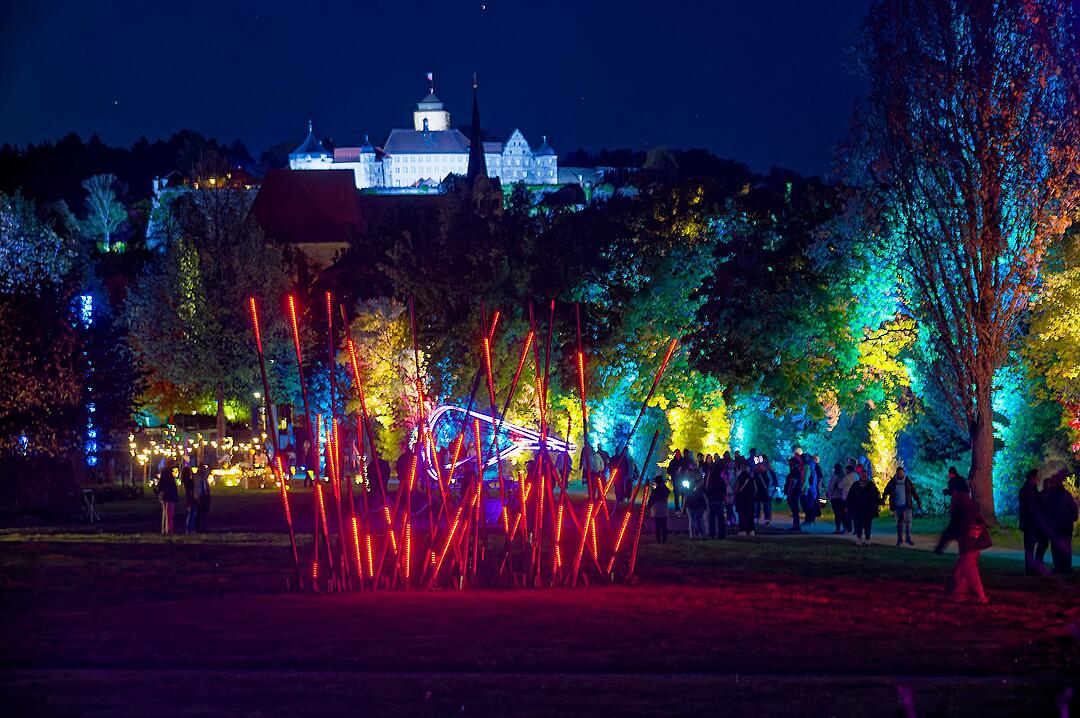 Eine magische Kulisse mit effektvoll platzierter Lichtkunst.