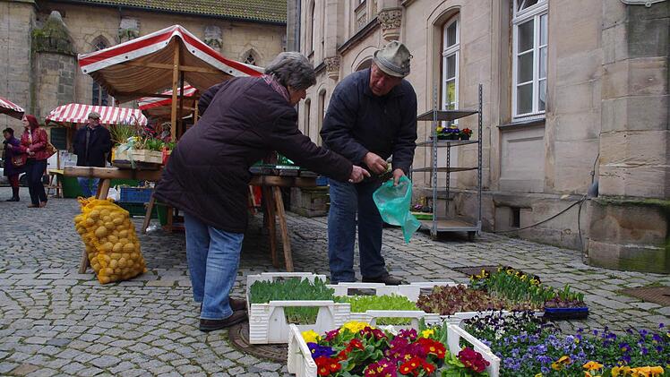 Fierant Andreas Sittig aus Lichtenfels-Trieb (rechts) darf bei keinem Kronacher Bauernmarkt fehlen. Er verkauft Gemüse, Obst und Blumen.