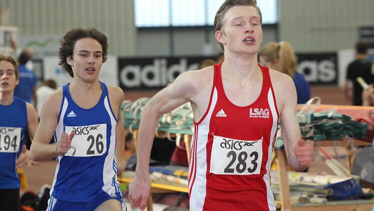 Clemens Schmitt vom TSV Münnerstadt (vorne) und Simon Brandl (TSV Bad Kissingen) gaben bei ihren ersten Auftritt über 400 Meter einen guten Einstand und belegten in der Jugend U-18 die Plätze neun und elf. Clemens Schmitt gewann darüber hinaus mit der Startgemeinschaft TG Würzburg - TSV Münnerstadt über 4 x 200 Meter der U-18.  Foto: Reinhold Nürnberger