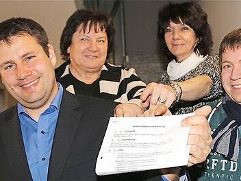 Die Satzung führte zu einer langen Diskussion im Vorfeld der Neuwahlen beim Weinbauverband. Weiterhin sind Stefan Ruppert als 1. Vorsitzender, Christiana Ruppert als Kassier, Regina Merz als Schriftführerin und Marcel Hümmler als zweiter Vorsitzender im Vorstand des Weinbauvereins tätig.  Foto: Gerd Schaar