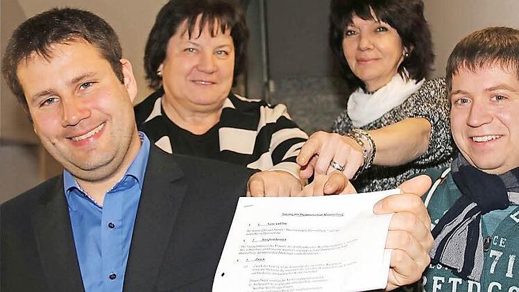 Die Satzung führte zu einer langen Diskussion im Vorfeld der Neuwahlen beim Weinbauverband. Weiterhin sind Stefan Ruppert als 1. Vorsitzender, Christiana Ruppert als Kassier, Regina Merz als Schriftführerin und Marcel Hümmler als zweiter Vorsitzender im Vorstand des Weinbauvereins tätig.  Foto: Gerd Schaar