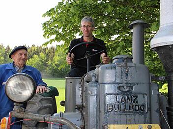 Hans Grebner senior und junior sind stolz auf ihren alten Lanz. Fotos Katharina Müller-Sanke