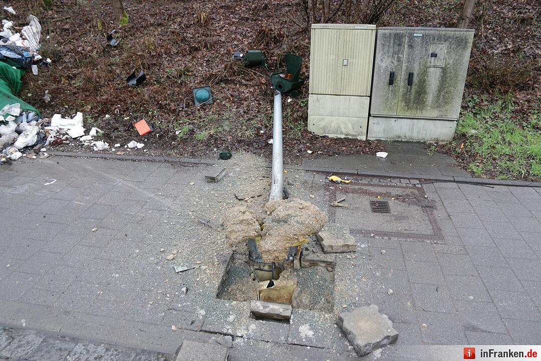 Müll-Laster in Forchheim umgekippt