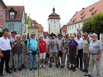Als Erste bekam diese Wandergruppe des Rennsteigvereins Zapfendorf die neu aufgelegte Wandernadel. Mit im Bild die Bürgermeister Armin Luther, Burghaslach (links), Johannes Krapp, Schlüsselfeld (Fünfter von rechts) und Ernst Nickel, Geiselwind (Dritter von rechts). In der Bildmitte Schlüsselfelds Altbürgermeister Georg Zipfel Foto: EviSeeger