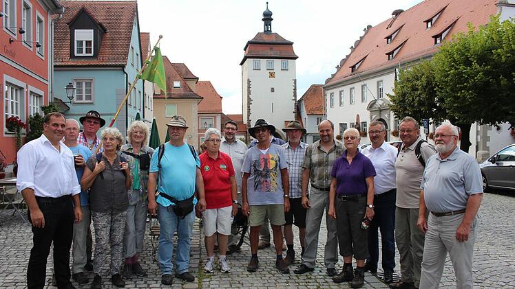 Als Erste bekam diese Wandergruppe des Rennsteigvereins Zapfendorf die neu aufgelegte Wandernadel. Mit im Bild die Bürgermeister Armin Luther, Burghaslach (links), Johannes Krapp, Schlüsselfeld (Fünfter von rechts) und Ernst Nickel, Geiselwind (Dritter von rechts). In der Bildmitte Schlüsselfelds Altbürgermeister Georg Zipfel Foto: EviSeeger