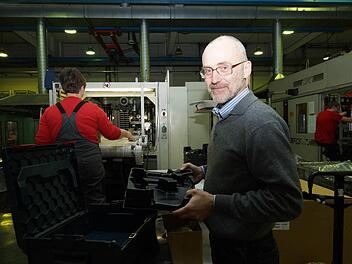 Geschäftsführer Bernhard Schrettle zeigt eines der Kernprodukte, eine Einlage für einen Werkzeugkoffer. Foto: Arkadius Guzy