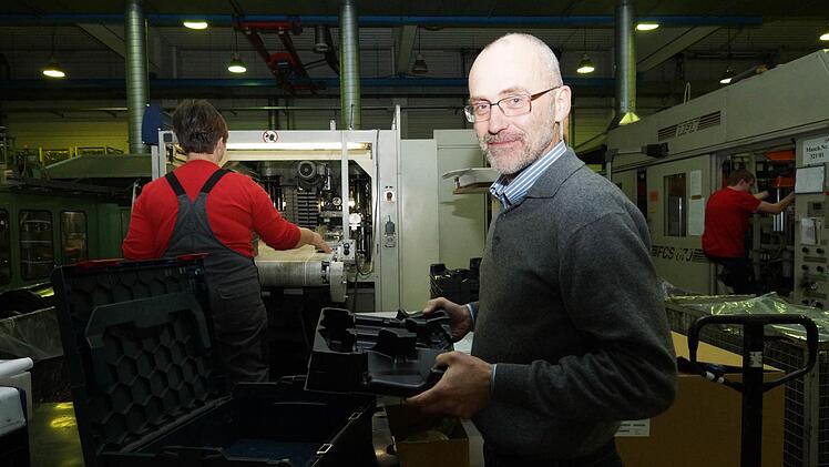 Geschäftsführer Bernhard Schrettle zeigt eines der Kernprodukte, eine Einlage für einen Werkzeugkoffer. Foto: Arkadius Guzy