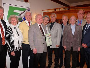 Ehrungen gab es beim EU-Kreisverband Hammelburg (von links): EU-Landesvorsitzender Markus Ferber gratulierte Margarethe Bauer, Günter Bauer, Otmar Pfister, Ingeborg Weidling, Hilmar Weidling, Günther Heeg und Rudolf Deier zu langjährigen Mitgliedschaften. Glückwünsche kamen auch von Dieter Lotze und Hans-Dieter Scherpf. Foto: Gerd Schaar