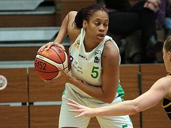 Beste Bambergerin beim Auswärtsspiel in Speyer war Jamaiyah Bethune (l.) mit 17 Punkten und neun Rebounds. Foto: sportpress