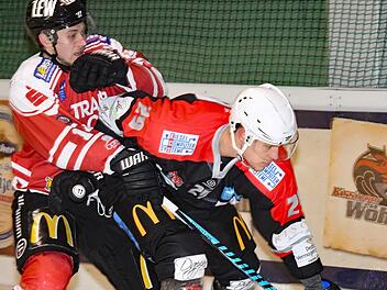 Domantas Cypas (rechts) von den Kissinger Wölfen gilt als bester Verteidiger der Liga. Der Litauer lebt für den Sport Eishockey.Hopf