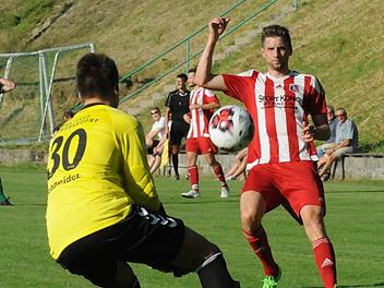 Fuchsstadts Johannes Feser (rechts) blieb gegen Großbardorfs Keeper Julian Schneider erfolglos.ssp