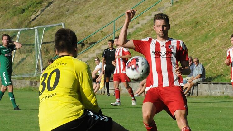 Fuchsstadts Johannes Feser (rechts) blieb gegen Großbardorfs Keeper Julian Schneider erfolglos.ssp