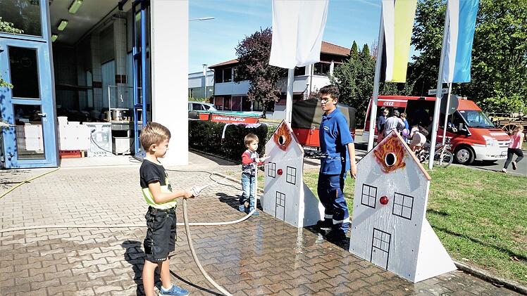 Vor allem für die Kleinen war beim Hallenfest der Feuerwehr Mainleus einiges geboten. Foto: Reißaus