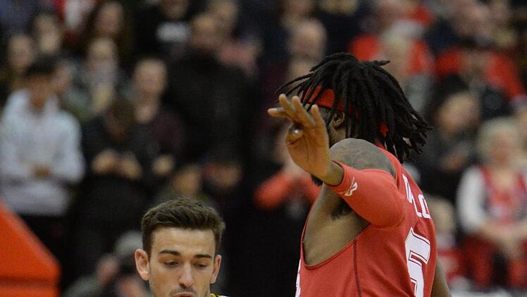 David Stockton (links) machte eine starke Partie. Hier windet er sich um Jeril Taylor herum. Foto: Peter Mularczyk