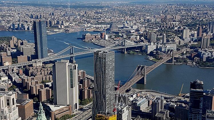 Imposanter Blick vom "One world Trade Center" auf die Stadt mit der "Brooklyn-Bridge" (rechts)Günther Geiling
