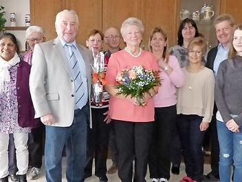 Doris Gantke (vorne, Bildmitte) zusammen mit (von links) Karin Steger, Monica Dippold, Marga Schneider, Zweitem Bürgermeister Fritz Rösch, Petra und Manfred Peukert sowie Katja Hümmer, Dörte Steger, Irene Gartner, Detlef Gantke und Viktoria Steger Foto: Klaus-Peter Wulf