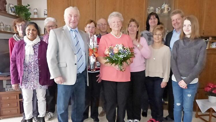 Doris Gantke (vorne, Bildmitte) zusammen mit (von links) Karin Steger, Monica Dippold, Marga Schneider, Zweitem Bürgermeister Fritz Rösch, Petra und Manfred Peukert sowie Katja Hümmer, Dörte Steger, Irene Gartner, Detlef Gantke und Viktoria Steger Foto: Klaus-Peter Wulf