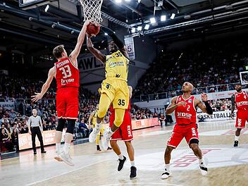 Patrick Heckmann foult den Berliner Center Landry Nnoko, der mit zwölf Zählern und 14 Rebounds bester Alba-Spieler war. Foto: Daniel Löb