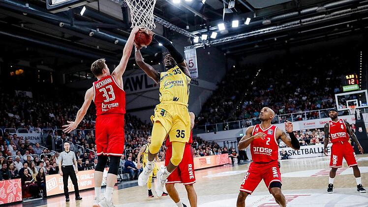 Patrick Heckmann foult den Berliner Center Landry Nnoko, der mit zwölf Zählern und 14 Rebounds bester Alba-Spieler war. Foto: Daniel Löb