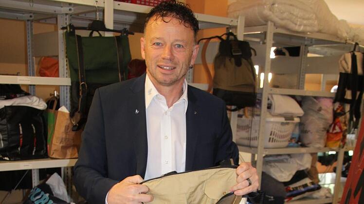 Werkstattleiter Detlev Troll zeigt die Produkte, die aus den ausrangierten Polizeiuniformen hergestellt werden. Fotos: Karina Brock