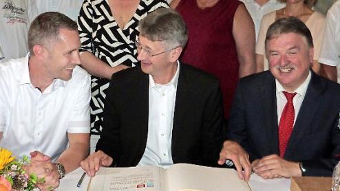 Beim Eintrag in das Goldene Buch des Marktes Thurnau (von links): Bürgermeister Martin Bernreuther, Staatsminister Michael Piazolo und Landrat Klaus Peter Söllner Foto: Werner Reißaus