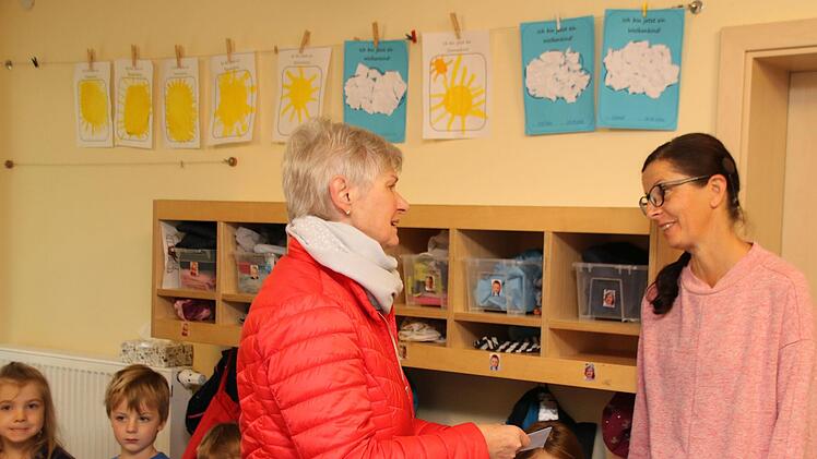 Die frühere Vereinsvorsitzende Annemarie Göbel (links) übergibt das Geld an Kindergartenleiterin Sabine Herold.  Foto: Thomas Malz