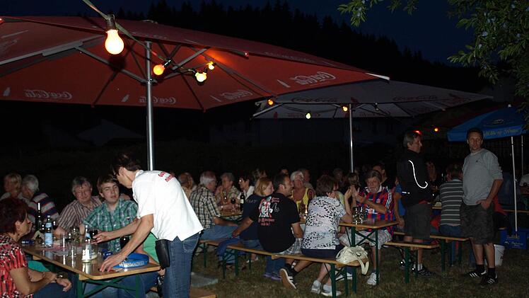 Bis weit in die Nacht waren die Tische und Bänke bei stimmungsvoller Atmosphäre beim Weinfest im "Heinergarten" besetzt. Foto: Susanne Deuerling
