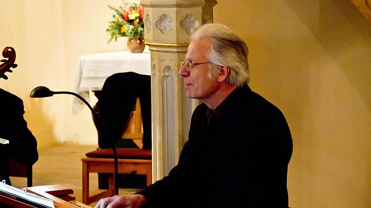 Christoph Lehmann am Orgelpositiv