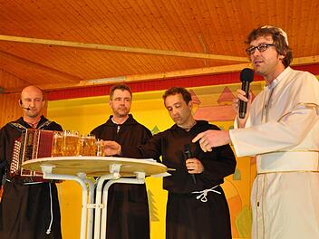 Bürgermeister Jochen Vogel (rechts) im Papstgewand in der Bütt, ihm assistieren die drei "Franziskanerbrüder" Joachim Bauer, Klaus Bauer und Thomas Beck. Foto: Petra Heurich