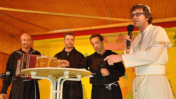 Bürgermeister Jochen Vogel (rechts) im Papstgewand in der Bütt, ihm assistieren die drei "Franziskanerbrüder" Joachim Bauer, Klaus Bauer und Thomas Beck. Foto: Petra Heurich