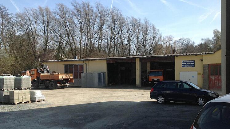 Die Baufirma Hollweg in der Bayreuther Straße Freitagmittag: Nichts deutet mehr auf den Brand vom vergangenen Wochenende hin. Foto: Jürgen Gärtner