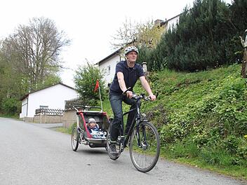 Auf Tour: Fahrrad-Fan Johannes Fa&szlig;old mit Sohn Matth&auml;us.Fotos: Miriam Hegner