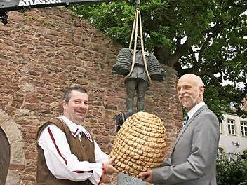 Der Peter-Heil-Brunnen am Eisenstädter Platz ist wieder komplett und in Betrieb. Oberbürgermeister Kay Blankenburg und Christan Kessler erinnerten am Freitag auch an den geschichtlichen Hintergrund. Foto: pz