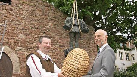Der Peter-Heil-Brunnen am Eisenstädter Platz ist wieder komplett und in Betrieb. Oberbürgermeister Kay Blankenburg und Christan Kessler erinnerten am Freitag auch an den geschichtlichen Hintergrund. Foto: pz