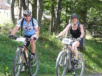 Mountainbiken in der Rhön ist ein Thema. Über den Verein Naturpark und Biosphärenreservat Bayerische Rhön soll in einem Leader-Projekt über die Landkreise Bad Kissingen und Rhön-Grabfeld eine Überarbeitung und Aktualisierung der vorhandenen Angebote erzielt werden. Das Bild entstand beim RhönBikeKing der Kreuzbergallianz im Juli diesen Jahres und zeigt das Ehepaar Gerhard und Sonja Wittke aus Wildflecken am Kreuzberg. Foto: Marion Eckert/Archiv