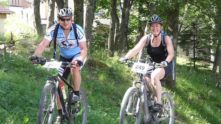 Mountainbiken in der Rhön ist ein Thema. Über den Verein Naturpark und Biosphärenreservat Bayerische Rhön soll in einem Leader-Projekt über die Landkreise Bad Kissingen und Rhön-Grabfeld eine Überarbeitung und Aktualisierung der vorhandenen Angebote erzielt werden. Das Bild entstand beim RhönBikeKing der Kreuzbergallianz im Juli diesen Jahres und zeigt das Ehepaar Gerhard und Sonja Wittke aus Wildflecken am Kreuzberg. Foto: Marion Eckert/Archiv