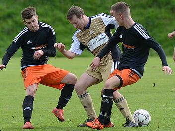 Kreisliga 1 ER/PEG: Die Niederndorfer (schwarze Trikots) legten los wie die Feuerwehr und führten bereits nach zehn Minuten mit 3:0. Den Gästen aus Zeckern blieb am Ende nur Ergebniskosmetik.