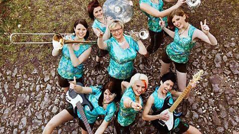 Am Samstag sorgen die Isartaler Hexen für Stimmung in der Festhalle.