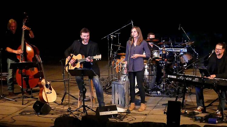 Überraschungsgast Lena Goller (Mitte) wird begleitet von Klaus Metzler, Vater Thomas Goller, Mike Müller (verdeckt) und Tom Götz (von links). Foto: Dieter Hübner