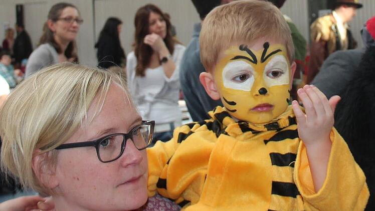 Kleine und große Faschingsnarren feierten beim SC Adelsdorf. Foto: Johanna Blum