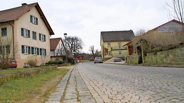 Der Pflasterbelag in Kleukheim bleibt, aber das dahinterliegende Straßenstück am Ortseingang Richtung Scheßlitz erhält einen Gehweg sowie eine Querungshilfe. Foto: Mario Deller