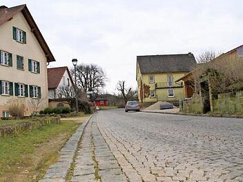 Der Pflasterbelag in Kleukheim bleibt, aber das dahinterliegende Straßenstück am Ortseingang Richtung Scheßlitz erhält einen Gehweg sowie eine Querungshilfe. Foto: Mario Deller