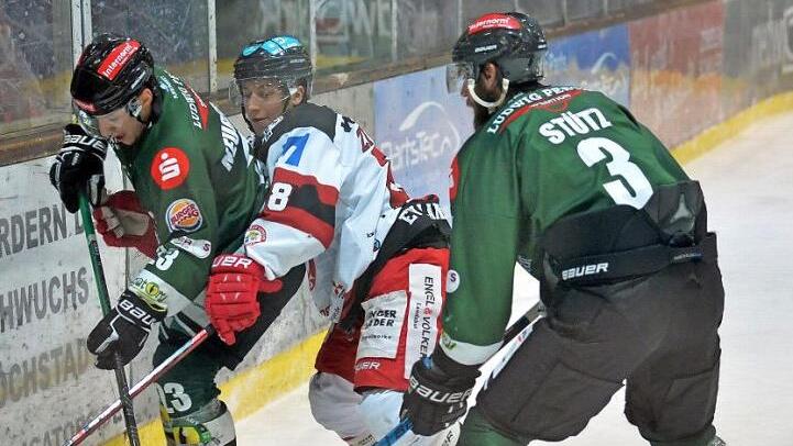 Alligators-Stürmer Jari Neugebauer (links) verteidigt den Puck gegen den Landshuter Luca Zitterbart, Verteidiger Richard Stütz unterstützt seinen Teamkameraden.  Foto: Picturedreams