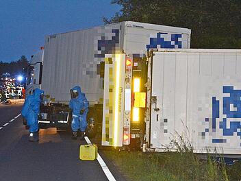 Unfall mit Gefahrgutlaster auf B 279 bei Schönau an der Brend: Geschützt durch spezielle Anzüge untersuchen diese beiden Einsatzkräfte den umgekippten Anhänger. Foto: Hanns Friedrich