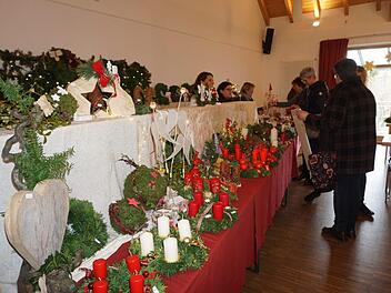 Über 70 Kränze waren  beim Adventsmarkt in Sandberg im Angebot.  Foto: Marion Eckert