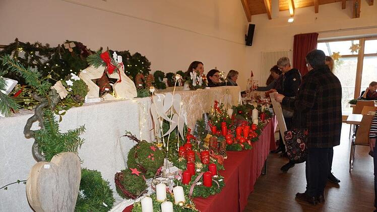 Über 70 Kränze waren  beim Adventsmarkt in Sandberg im Angebot.  Foto: Marion Eckert