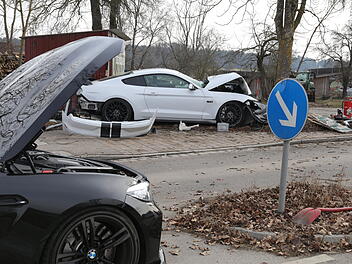 Kreis Ansbach: Illegales Autorennen? Mustang und Nobel-BMW donnern gegen Baum