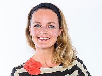 Die Profis der ZDF-Sendung "Duell der Gartenprofis" verwandeln triste Rasenflächen und verwilderte Beete in blühende Wohlfühloasen. Deko-Expertin Eva Brenner fungiert dabei als eine Art Moderatorin, und sie verleiht jedem neuen Garten mit ihren Ideen den letzten Schliff.